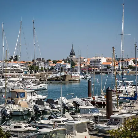 Le Poisson Bleu Face Au Port *